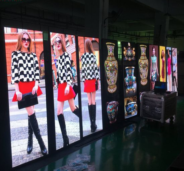 1200nits SMD2121 P2.5 Floor Standing Led Poster With Wheels