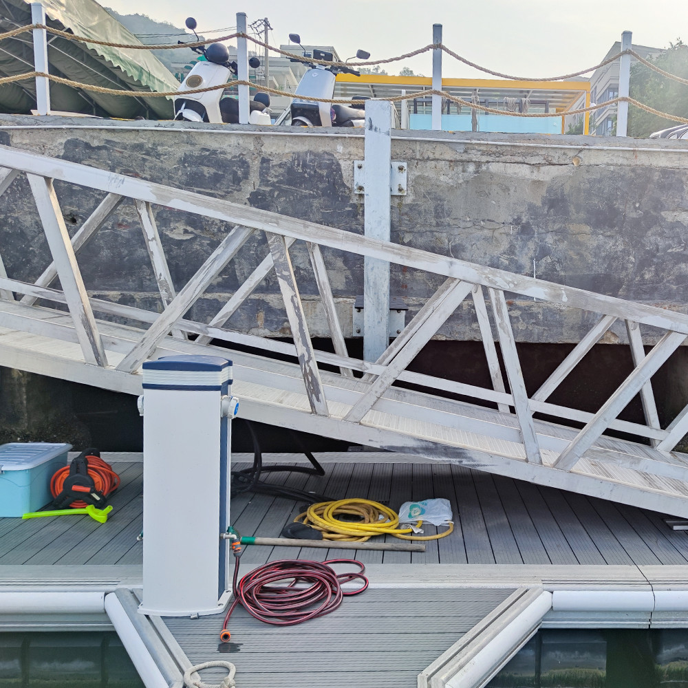 Durable Marina Floating Aluminum Gangways 300kgs/sqm Loading Capacity