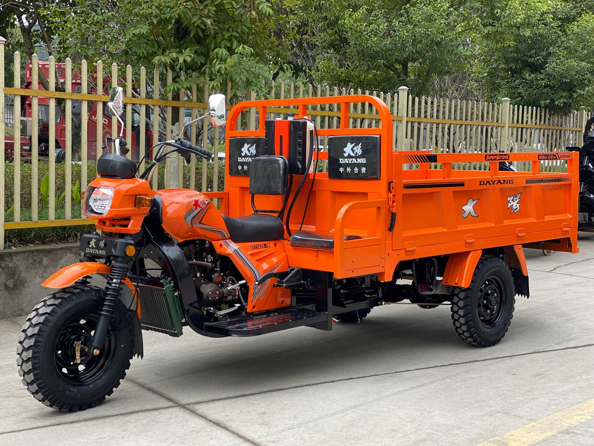200cc Zongshen Lifan Loncin Engine Gas Tricycle with Front and Rear Drum Brake System