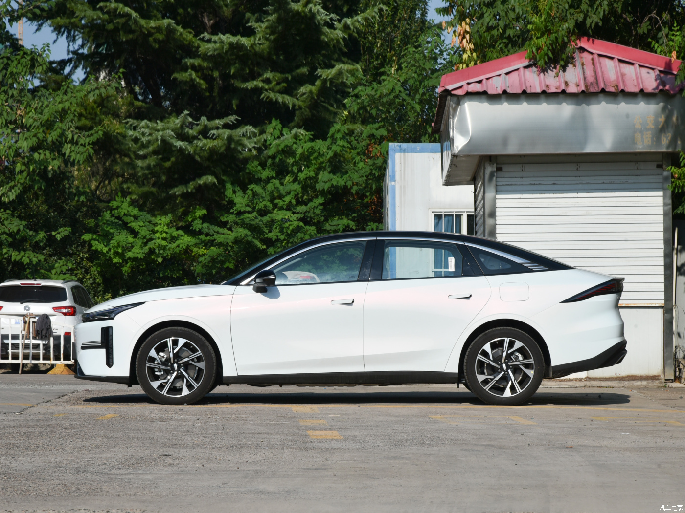 Geely Auto Galaxy L6 2023 1.5T DHT 125km Hybrid LHD Sedan Yinhe L6 Electric Sedan Maximum Power of 287kw for B2B Markets