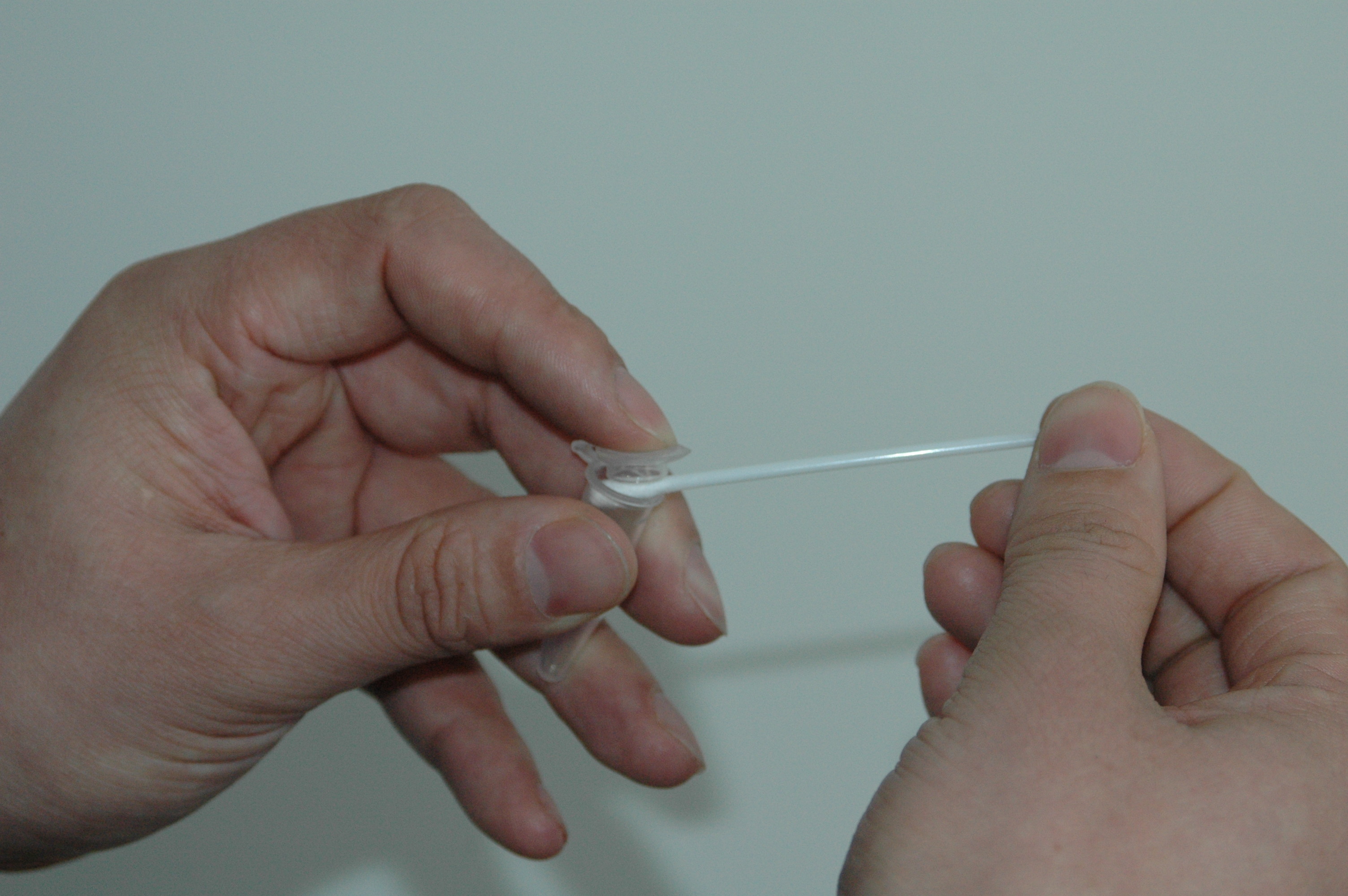 L021 BTMQ-IV Sterile cotton DNA lifting applicator swabs with breakable head