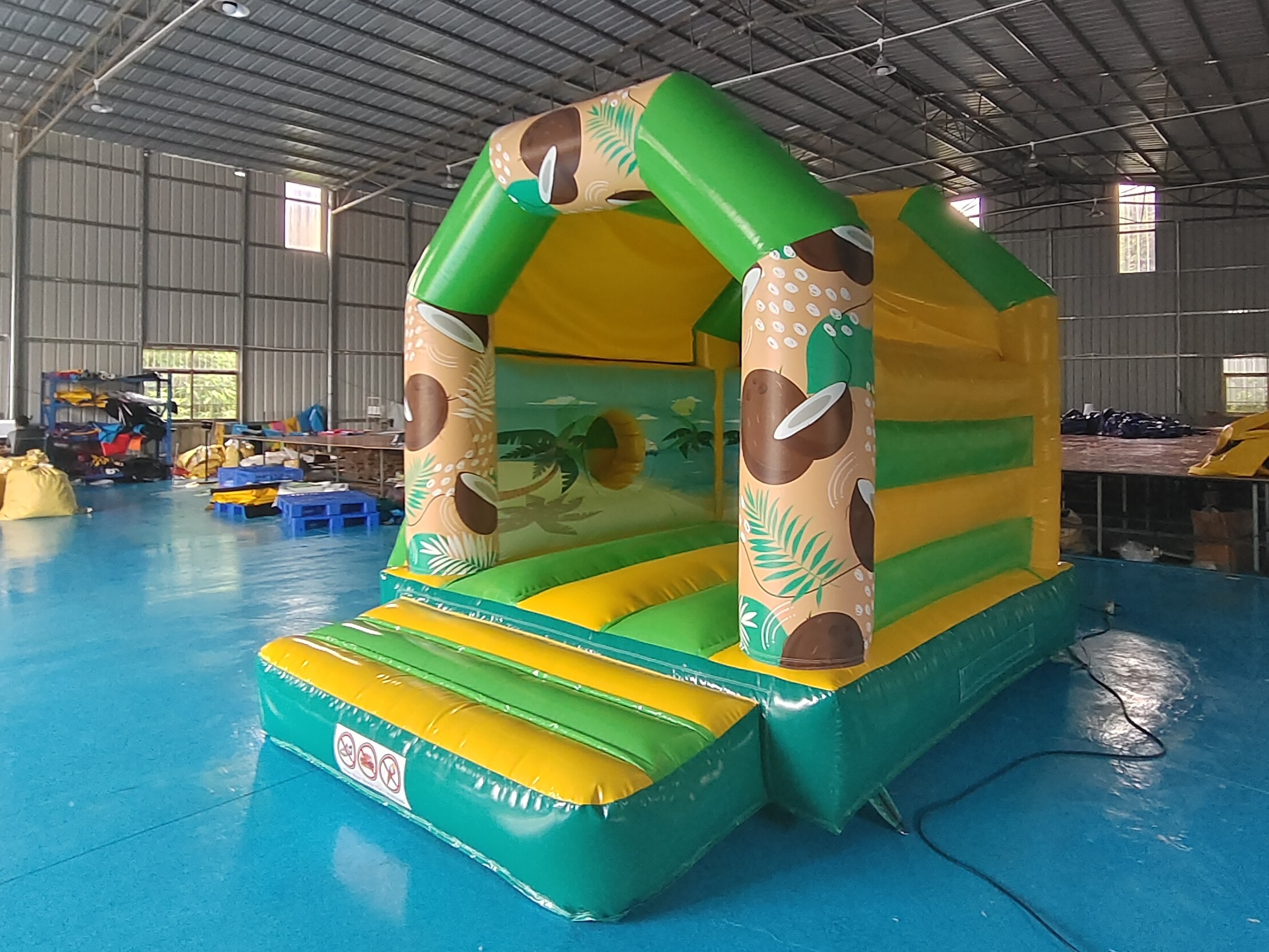 Commercial Grade Inflatable Combo Coconut Tree Sandbeach Inflatable Bouncy House With Slide Jumping Castle For Sale