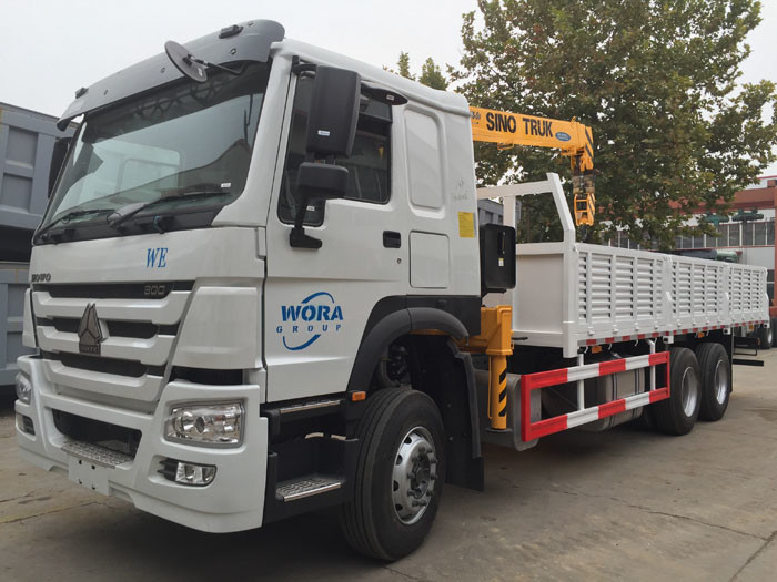 HOWO Truck Mounted Mobile Crane 5 Tons 4X2 LHD ZZ1127G4215C1