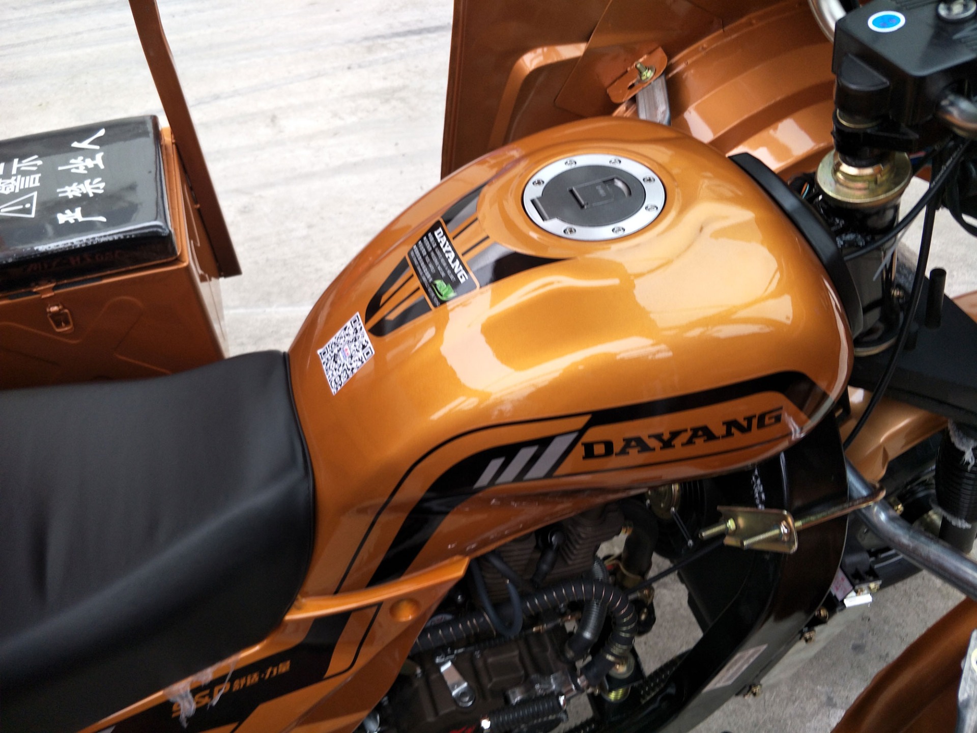 Water-Cooling Engine 250cc Semi Cabin Motorized Cargo Tricycle for Your Business