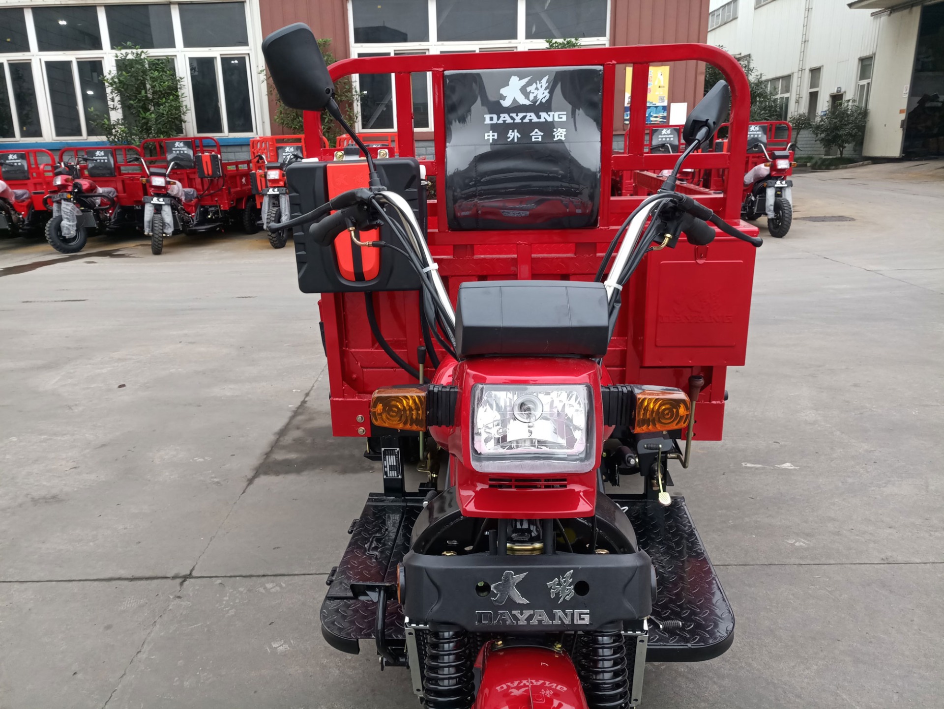 2021 Semi Cabin 300cc Motorized Cargo Tricycle with Front Hydraulic Spring Shock Absorber