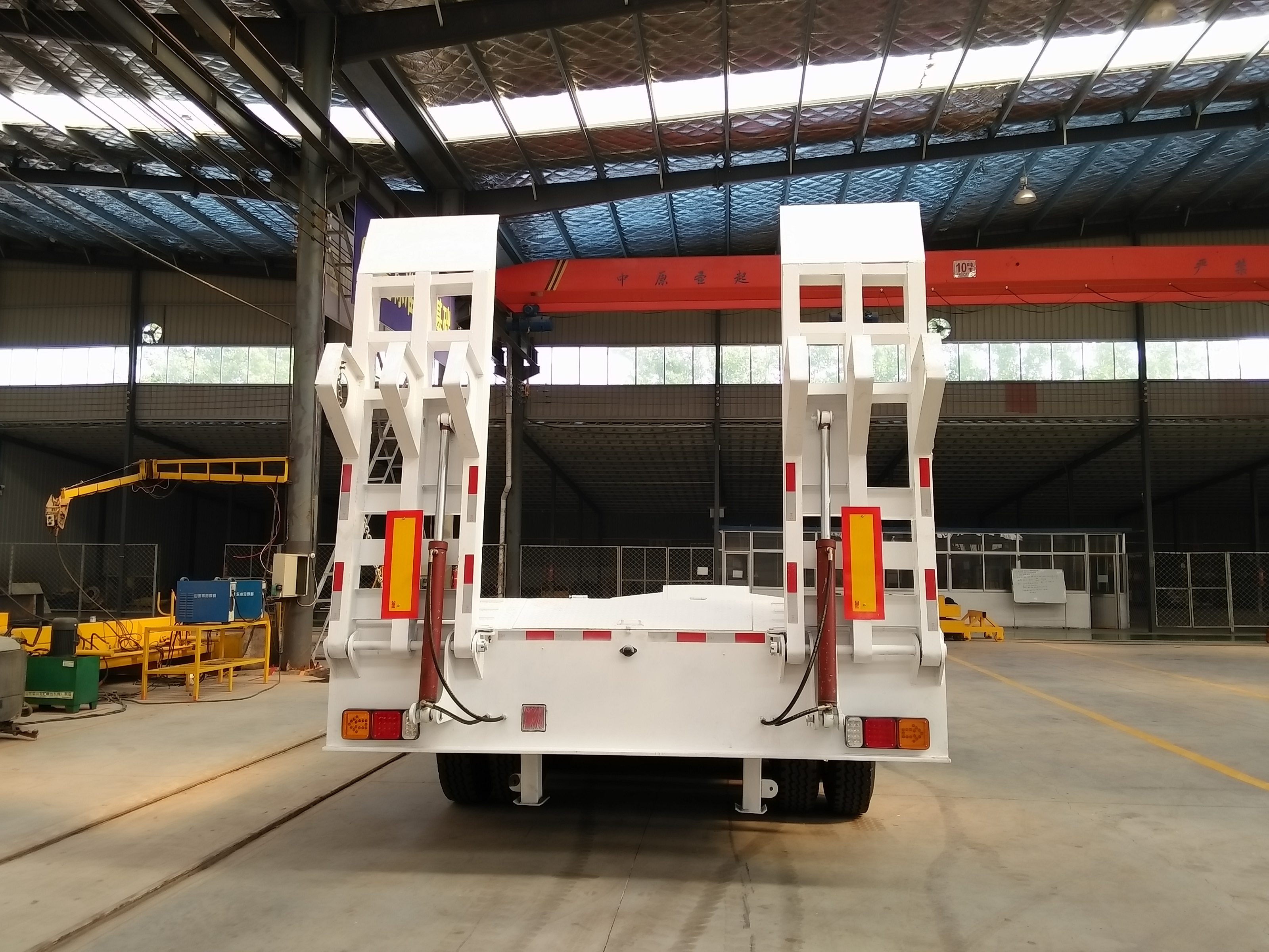 50 Ton Capacity Low Boy Truck Semi Trailer with Hydraulic Ramp and Main Beam Q345B