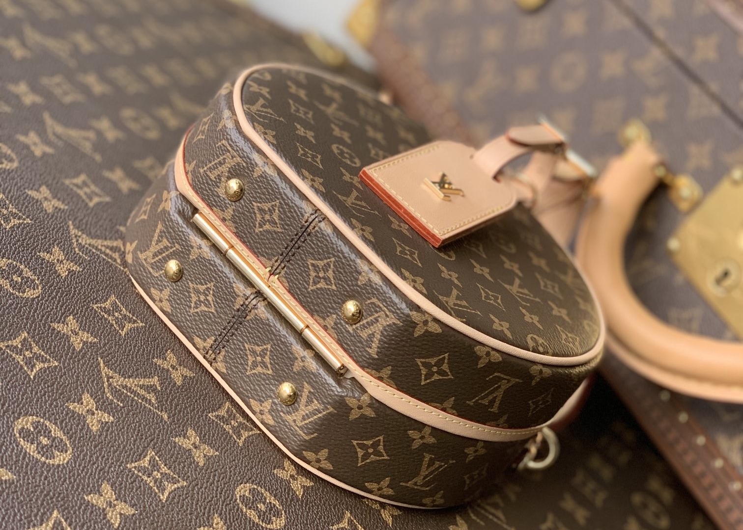 Ladies Leather 7.5cm Circular Push Lock Crossbody Bag With Mental Ornament