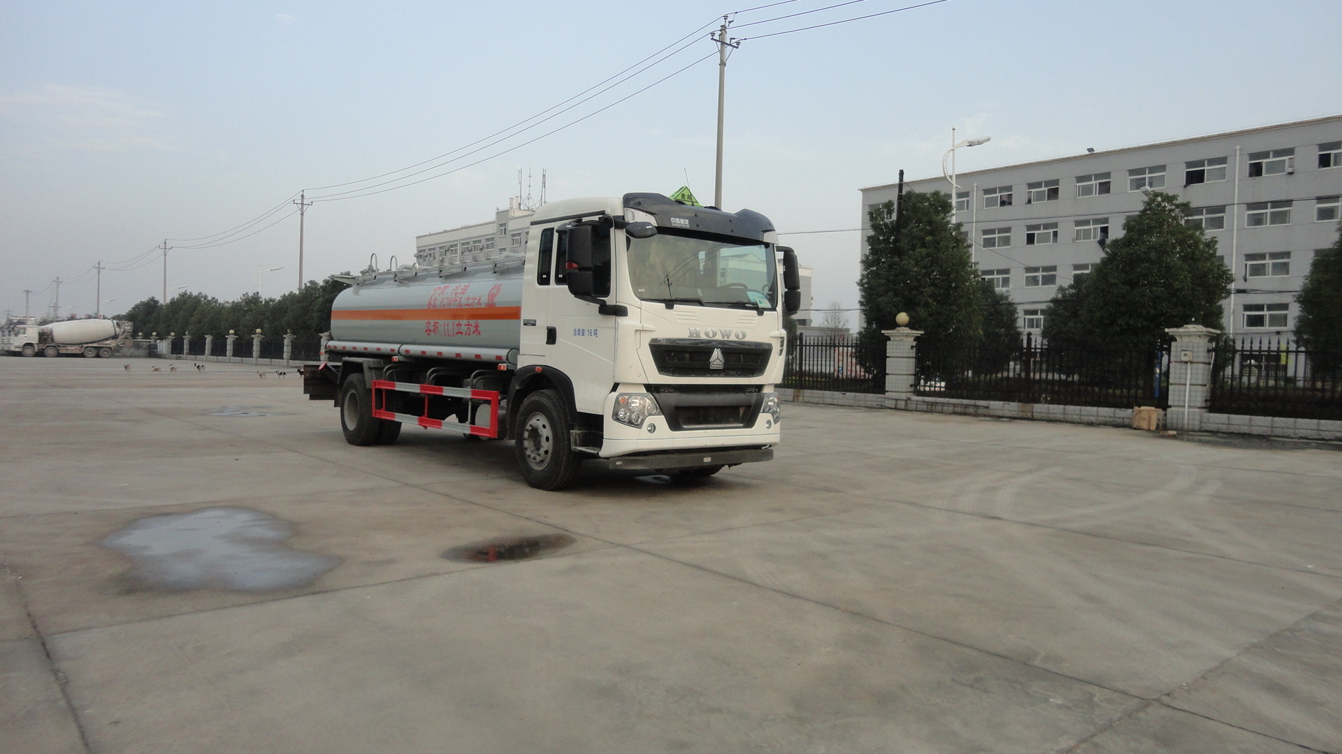 Mini Oil Tanker Truck 6.65cbm euro3 , 20000L Volume oil delivery trucks 300 HP