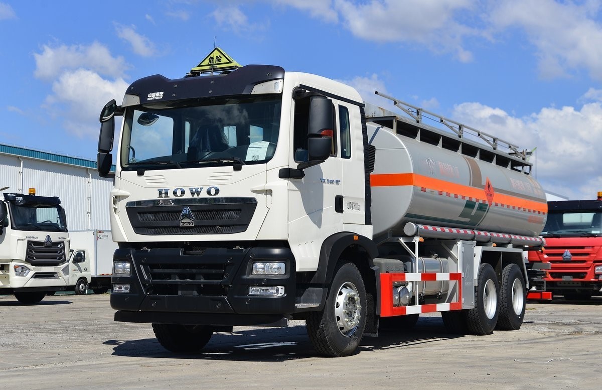 Howo 8X4 6X4 Oil Tank Trucks Essential For Public Works Projects And Disaster Relief