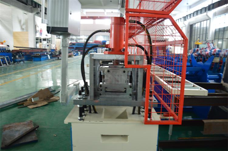 Joint And Weld Racking Step 2mm Beam Roll Forming Machine With Saw Cutting Device