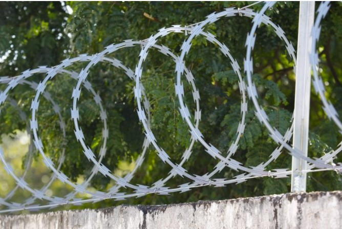Hot Dipped Galvanized Razor Barbed Wire 450 Mm Coil Diameter For Fence