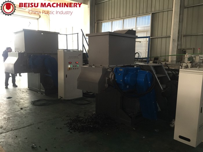 Single Shaft Industrial Plastic Shredder Machine Rotary Blade V Shape Installation