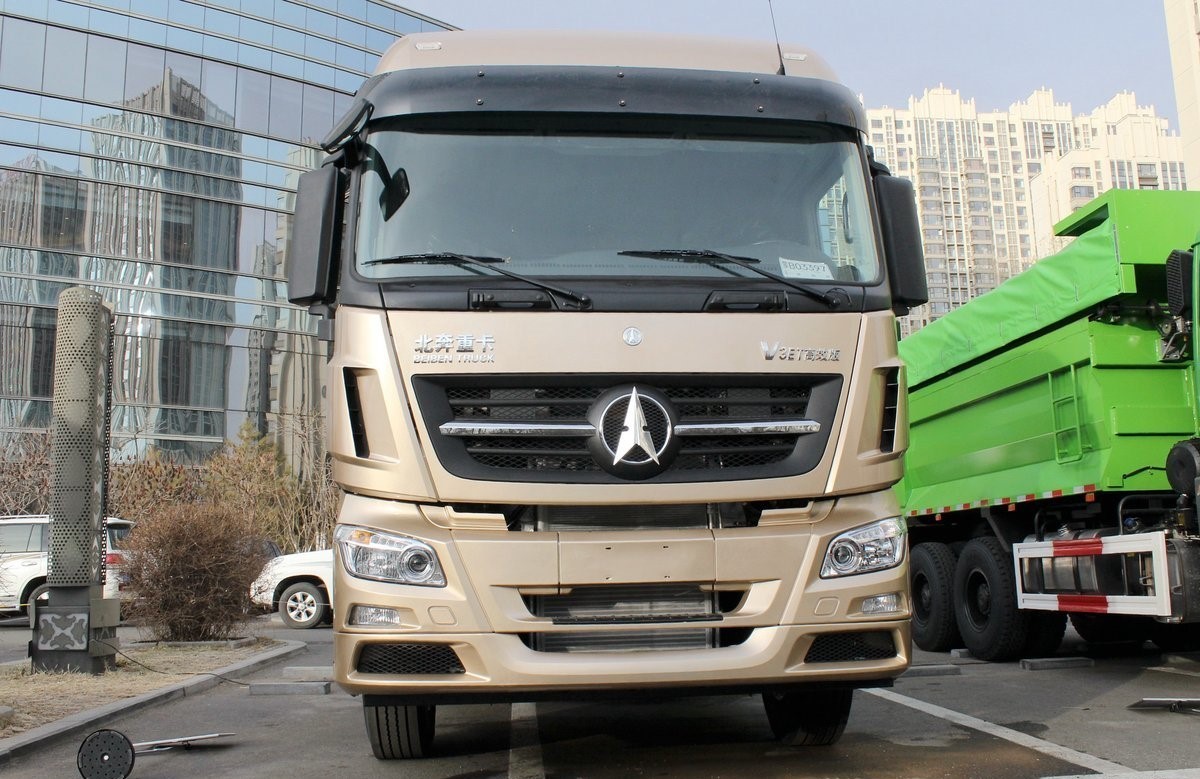 Low Cost Beiben 4x2 Diesel Tractor Truck Superior Performance For Heavy Loads