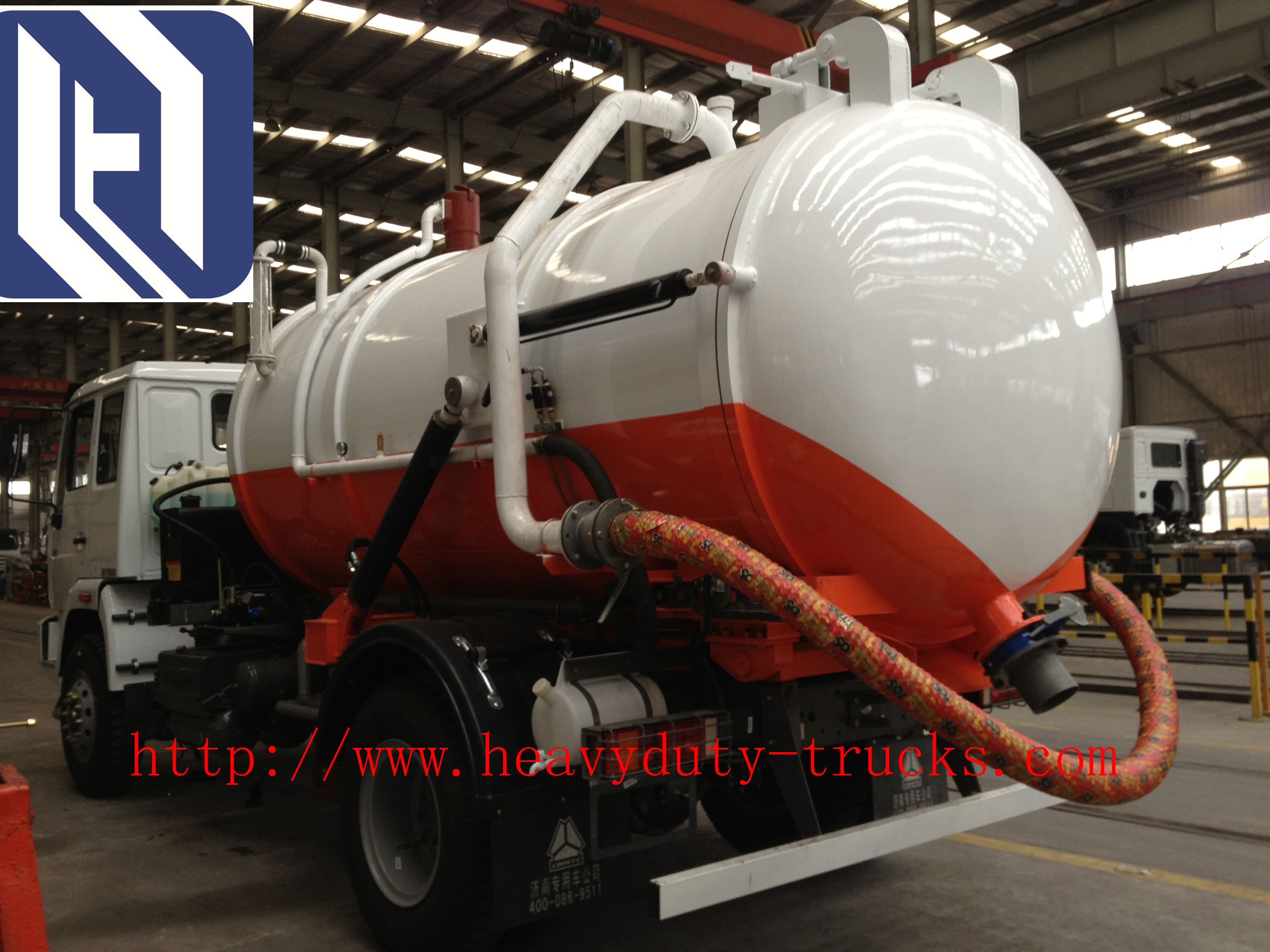 Sinotruck 6M3 Sewage Suction Truck SWZ 4 X 2 290hp Self Discharge ZF8098 SWZ howo
