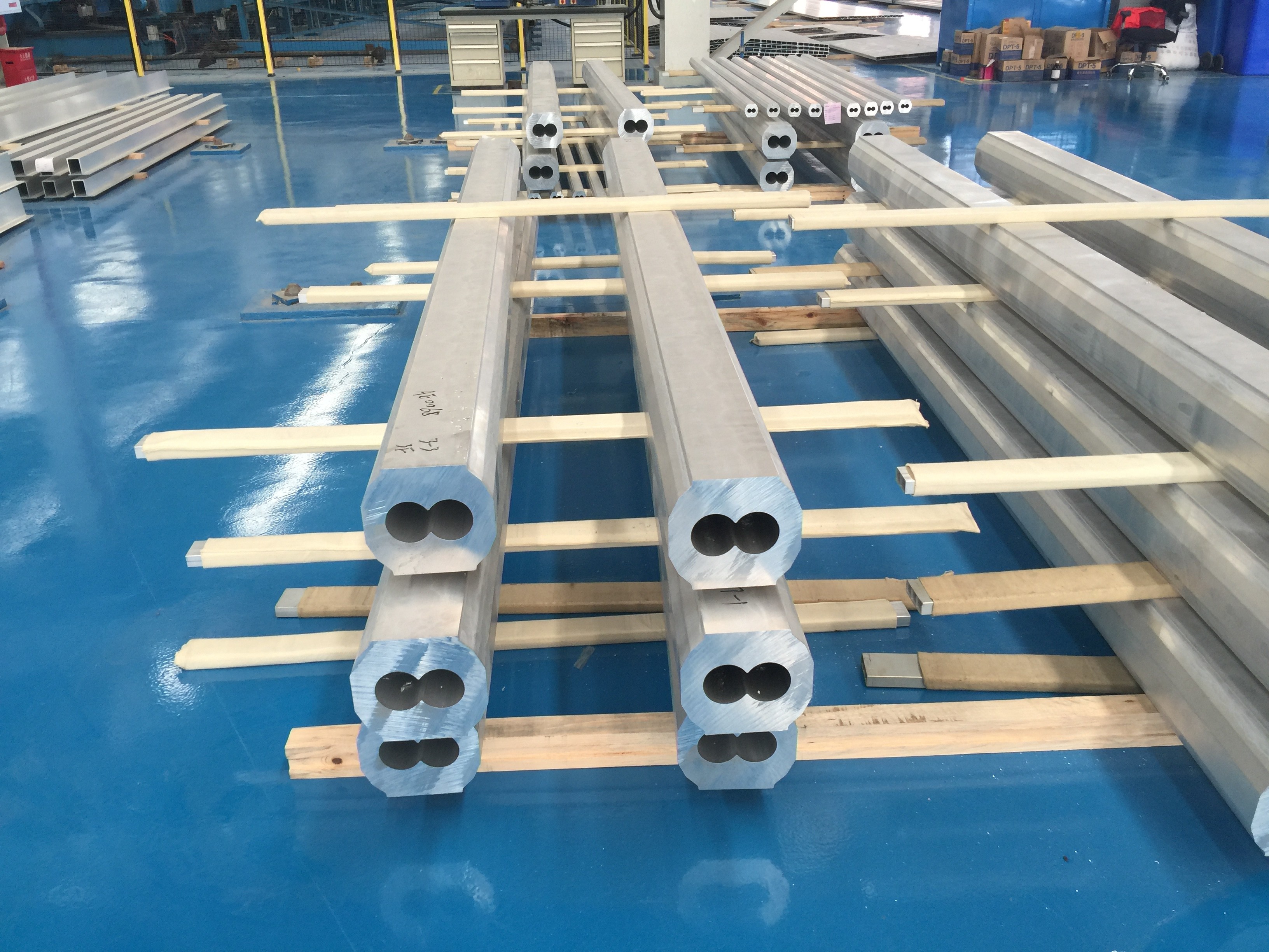 6063 T4 Thick Wall Aluminum Pipe Dual Tunnels High Corrosion Resistance
