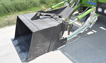 Self Loading 2.6 CBM Concrete Mixing Equipment Articulated Structure