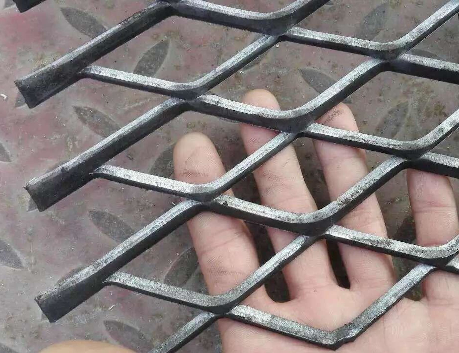 301SS Plate 2.5mm Expanded Metal Wire Mesh 100mm Pedal Expanded Wire Mesh