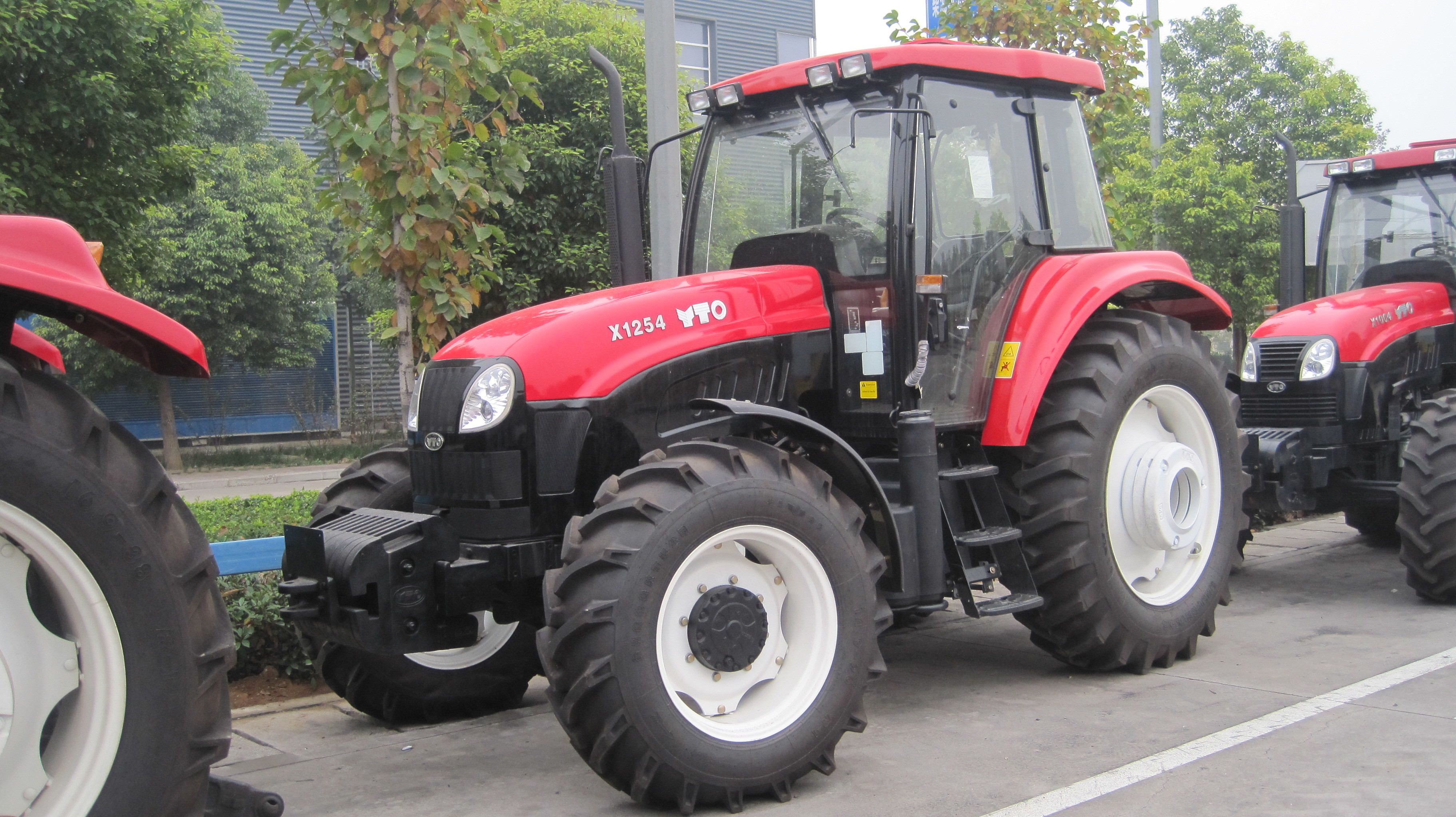 130hp Four Wheel Drive Tractor , 2300r/Min Wheel Horse Lawn Tractor