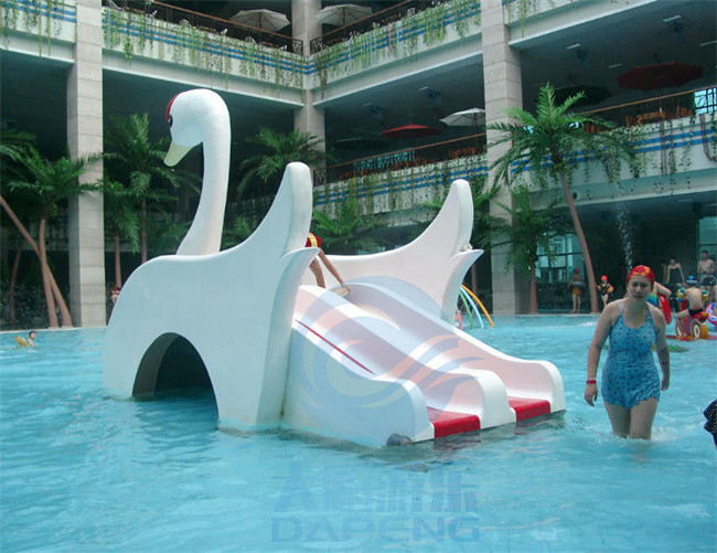 Swan Kids Water Slide Fiberglass Pool Slide Splash Pad Customized