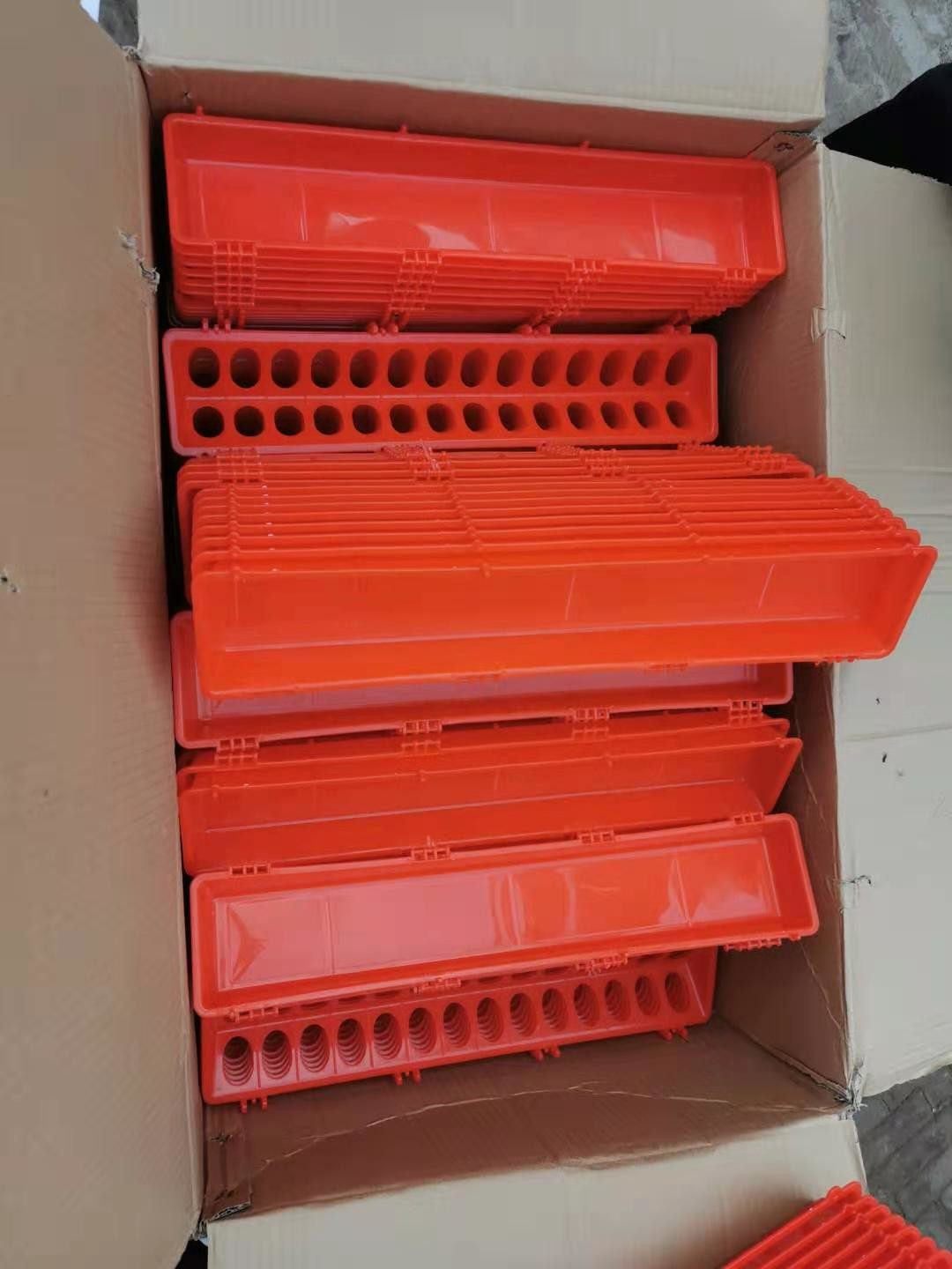 Poultry Feeding 28 Hole Long Feed Trough For Chicken