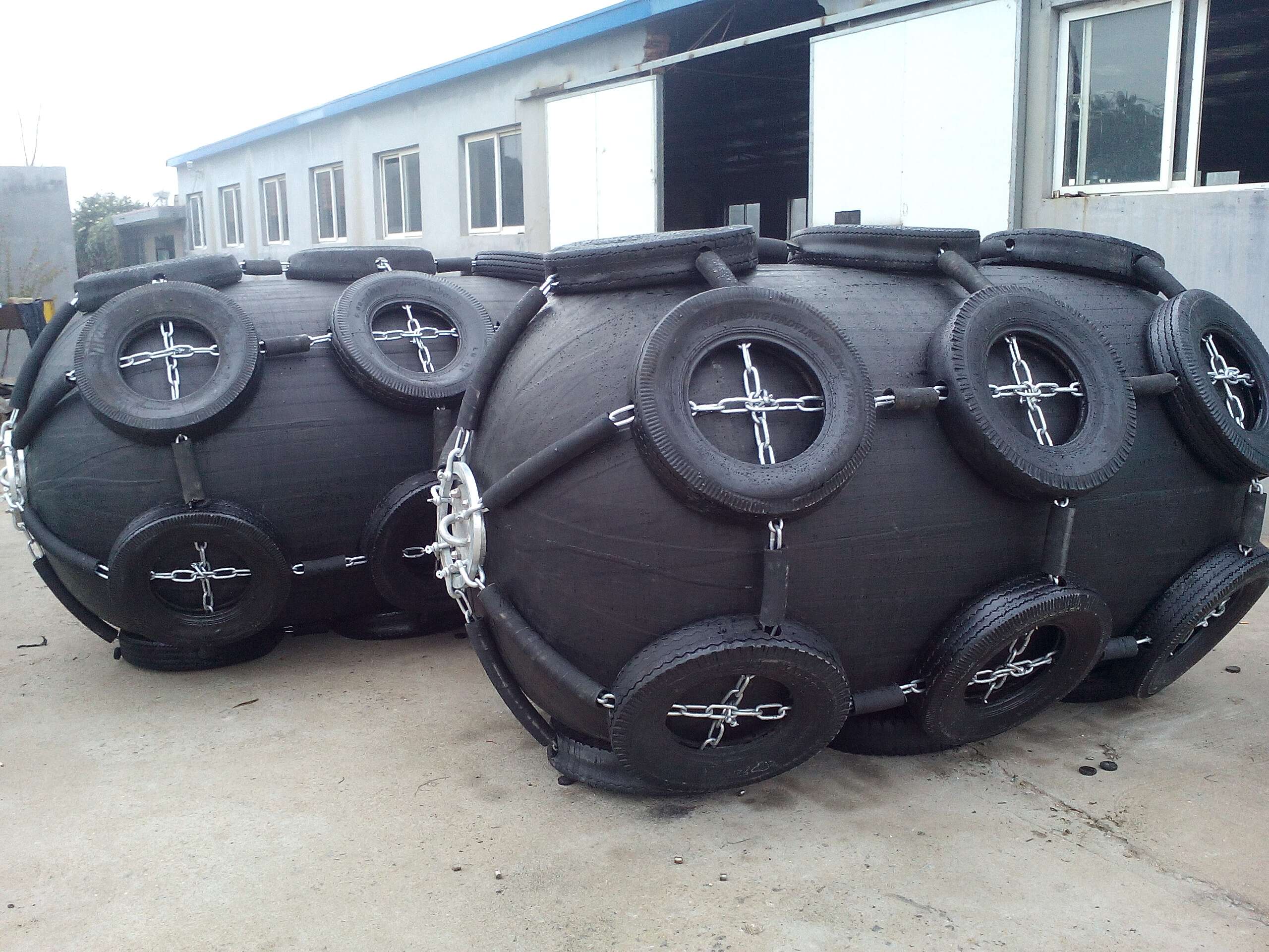 50Kpa 80 Kpa STS Pneumatic Rubber Fender Yokohama Type Fenders With Tire Chain Net