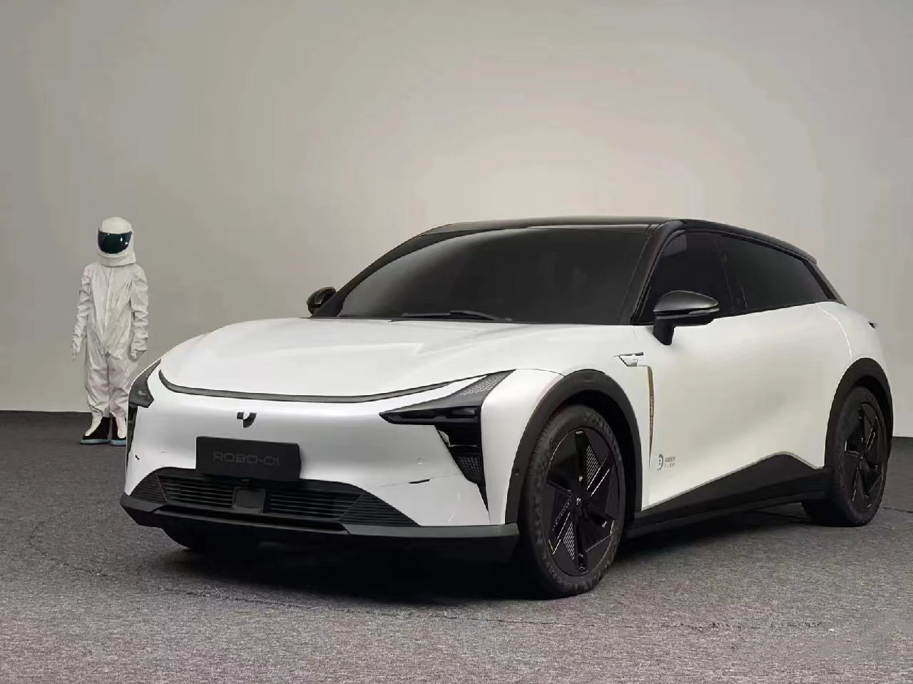 High Speed 2023 ROBO 01 Electric Car 100kWh Battery 600km Range Double Motor 4WD Maximum Torque Nm 400-500Nm