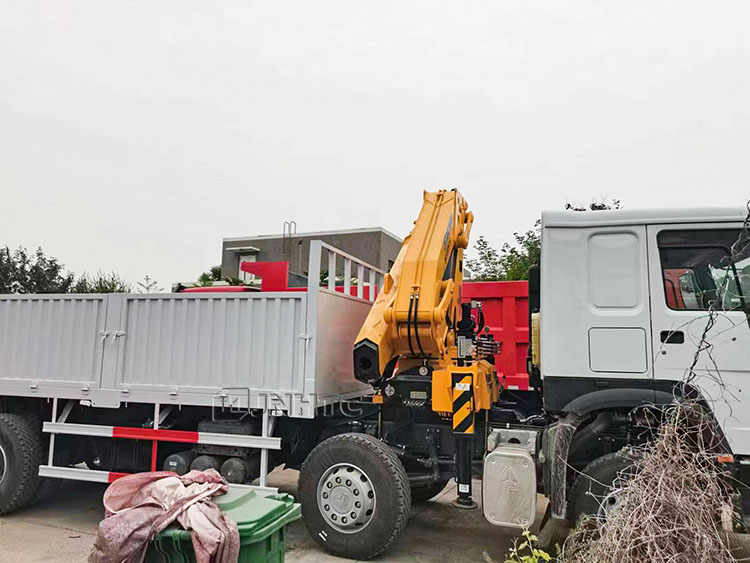 New Sinotruk Howo Fence Cargo Truck 10Tons Folding Crane 12 Wheels 400hp For Sale