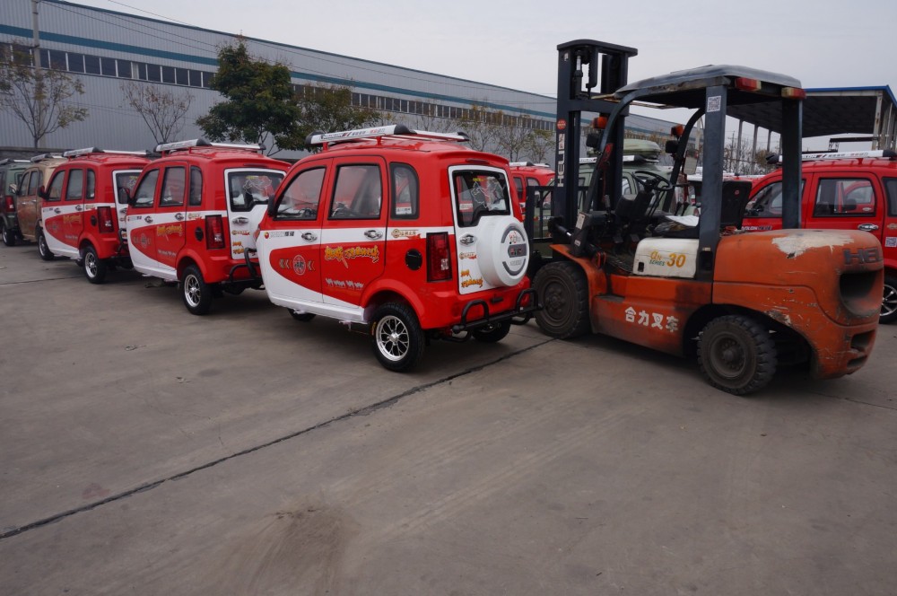 Gasoline Enclosed 250cc Motorized Passenger Tricycle