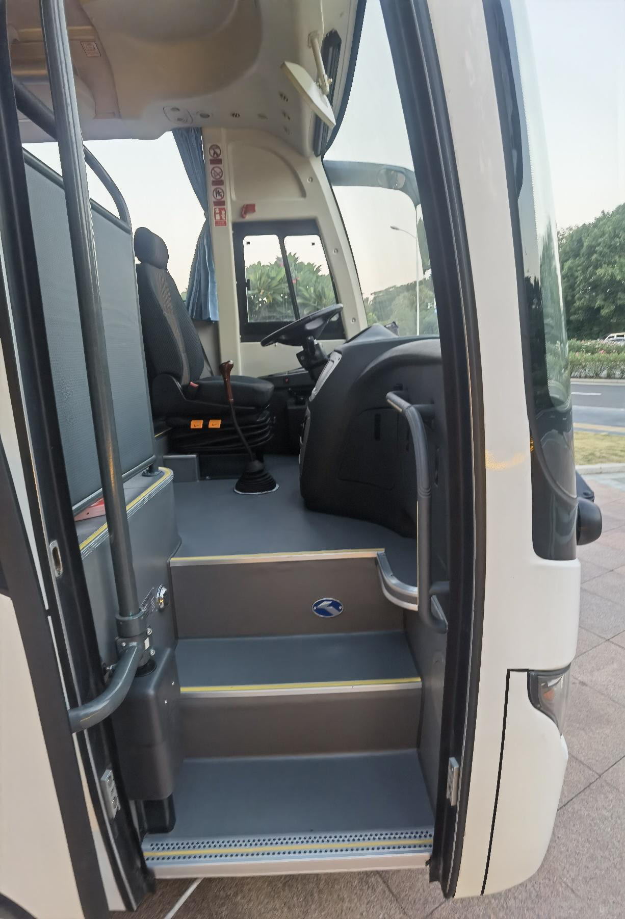 Luxury Coach Bus 40 Seats Kinglong Rhd Lhd Euro 3 Diesel Passenger Inner City Bus For Sale