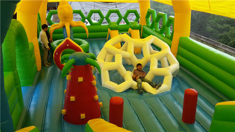 Water Proof And Fire Retardant Inflatable Amusement Park with Roof in Green