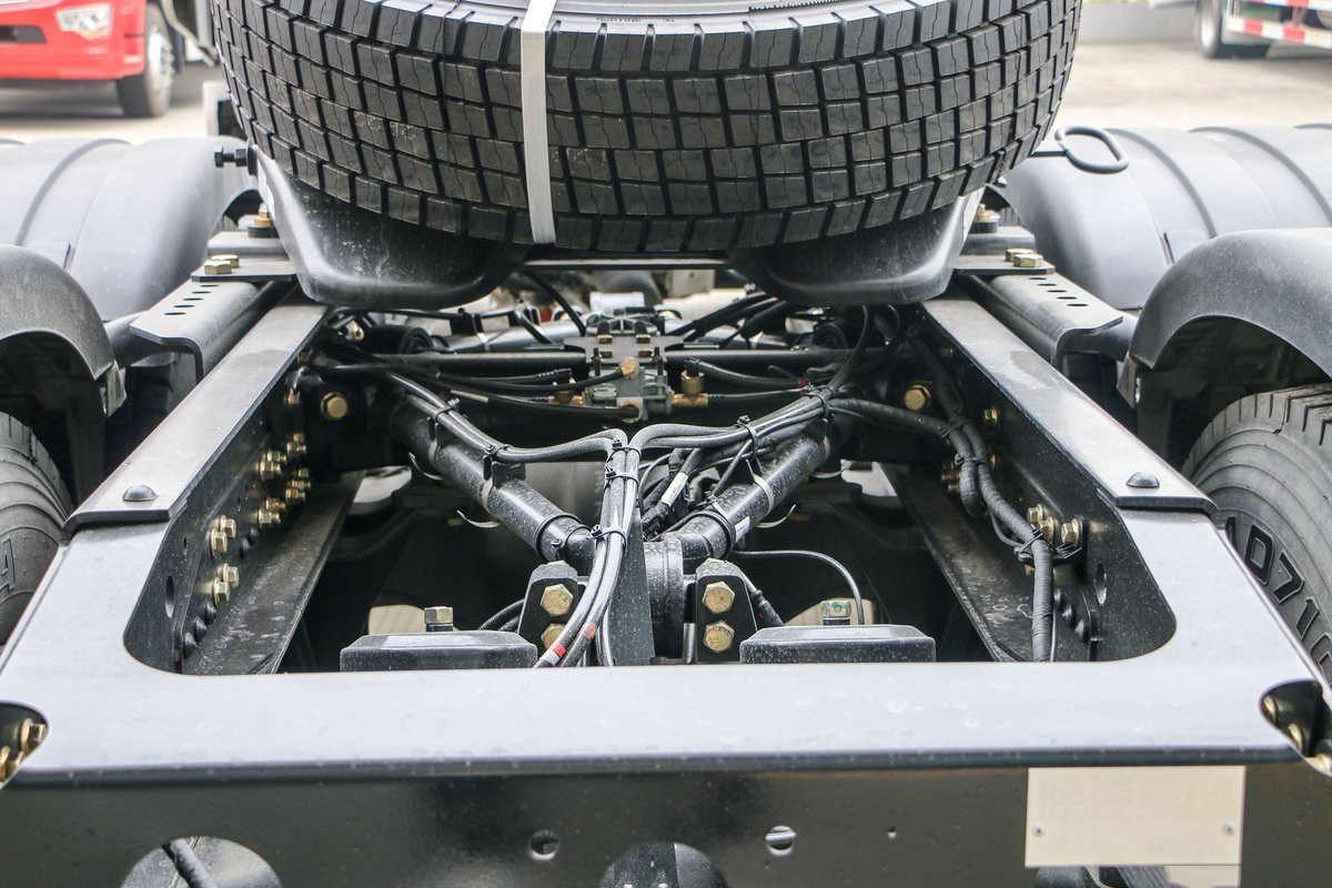 Shacman Tractor Truck X5000S Single-Row Half-Seat 560 Horsepower 12-Speed 6X4 LNG Tractor