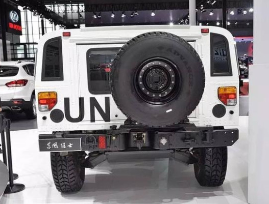 Agile Amphibious Military Armored Vehicle Turning Radius 750mm Obstacle Height 380mm