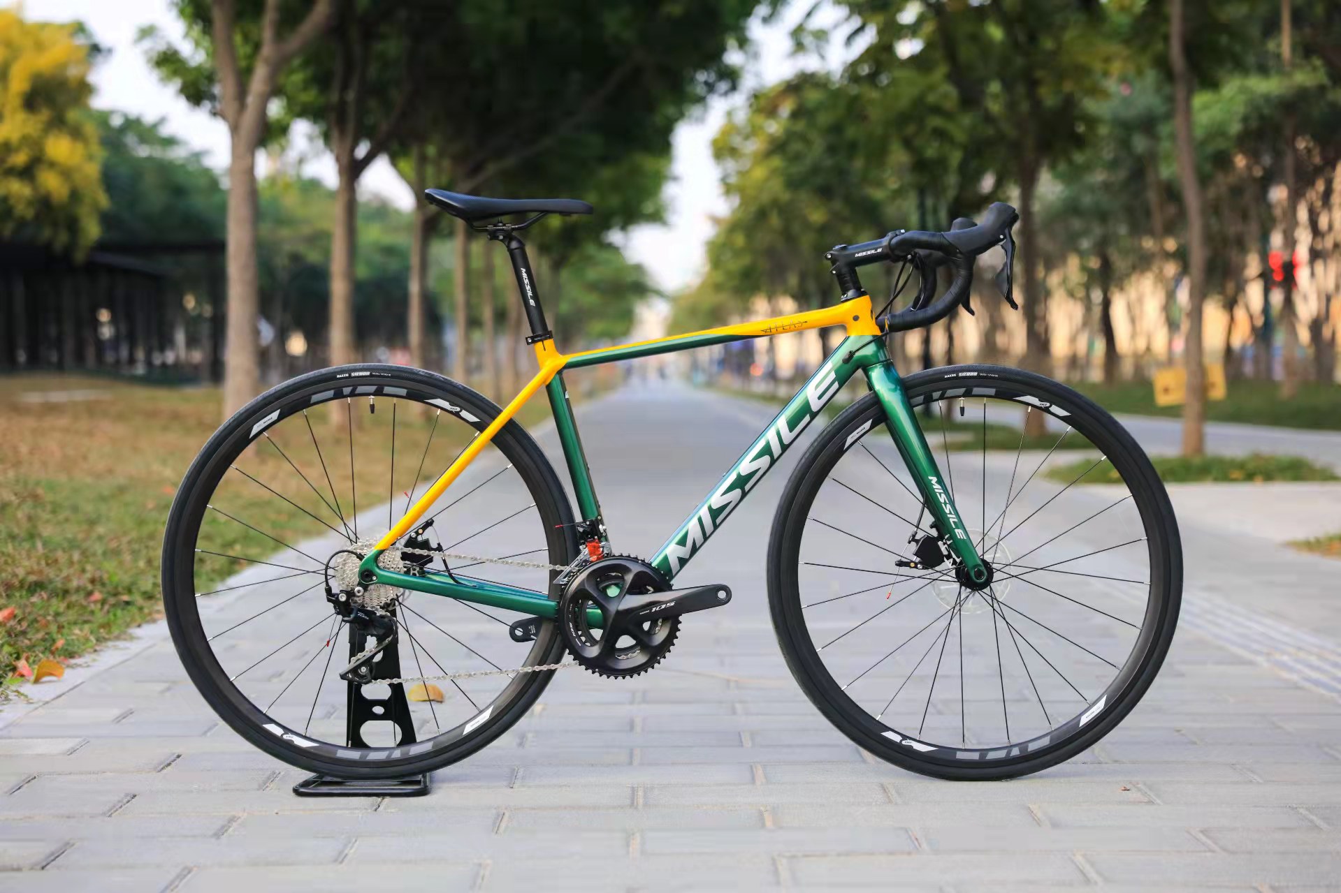 22 Speed Aluminum Alloy Road Bike R7020 700C Bicycle For Men Lightweight And Advanced