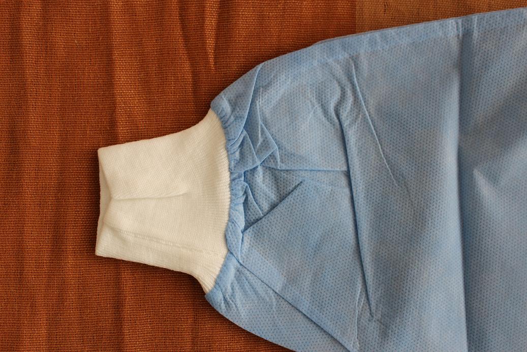 Economical Lint Free PP Disposable Lab Coats With Knitted Collar and Velcro