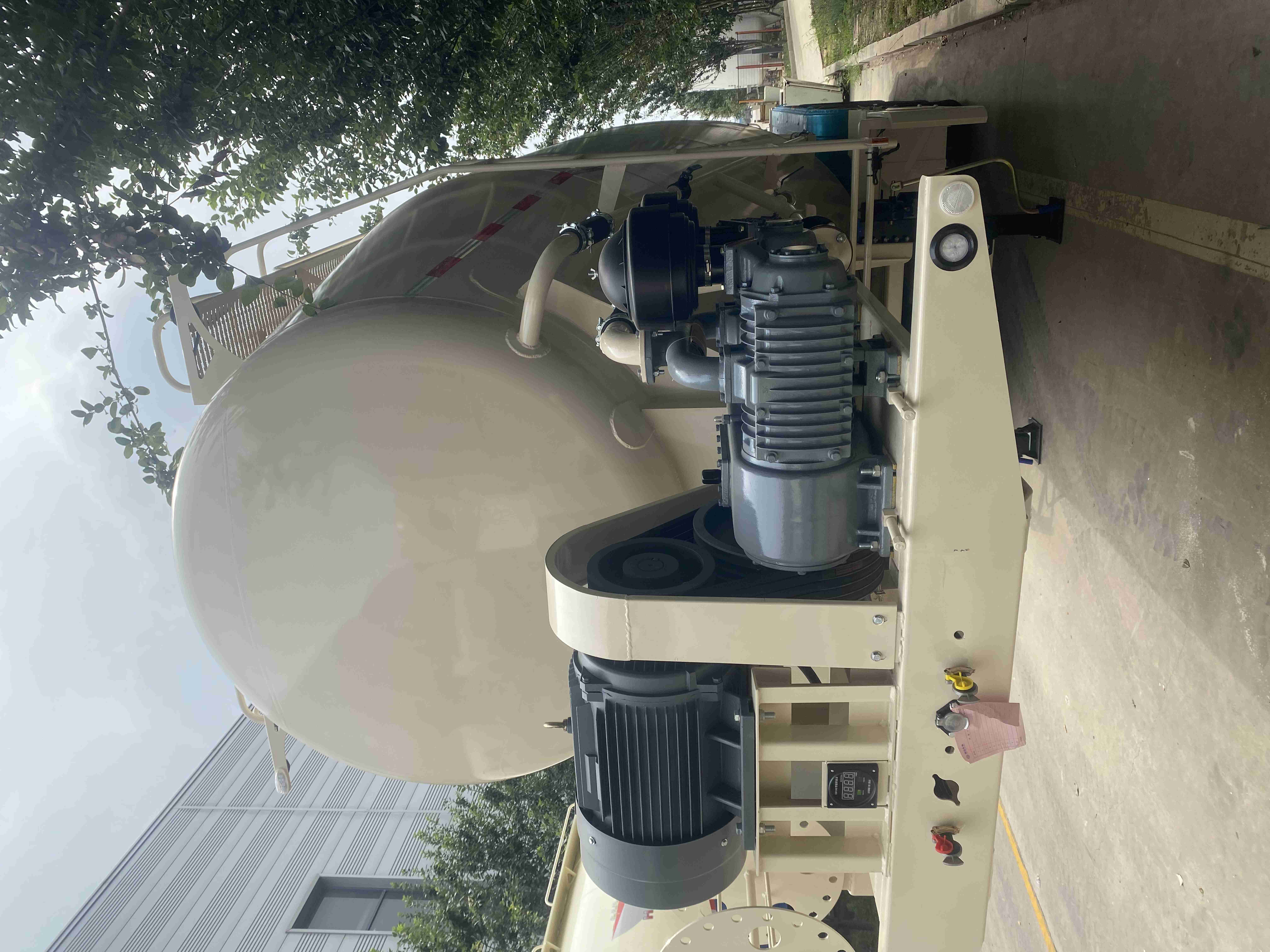 Heavy-Duty Freight Truck in Supplies 4-Axis Bulk Transport Semi-Trailer with Leg Support