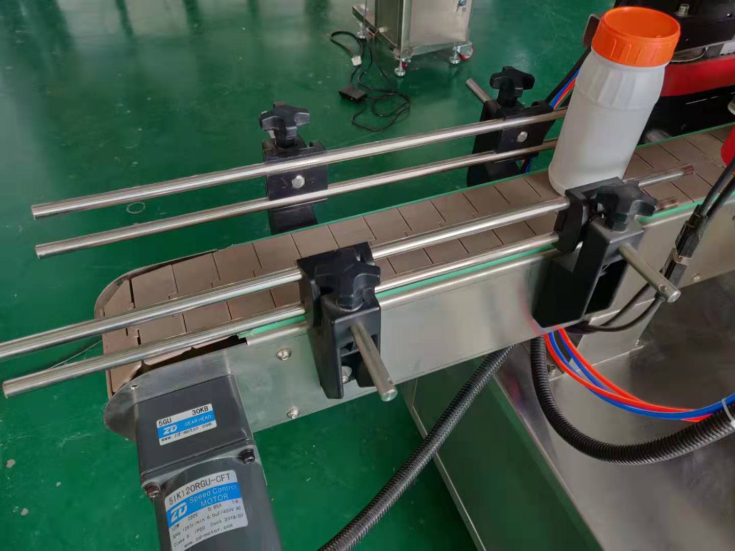 Spray Pump Automatic Bottle Capping Machine , Plastic Cap Sealing Machine