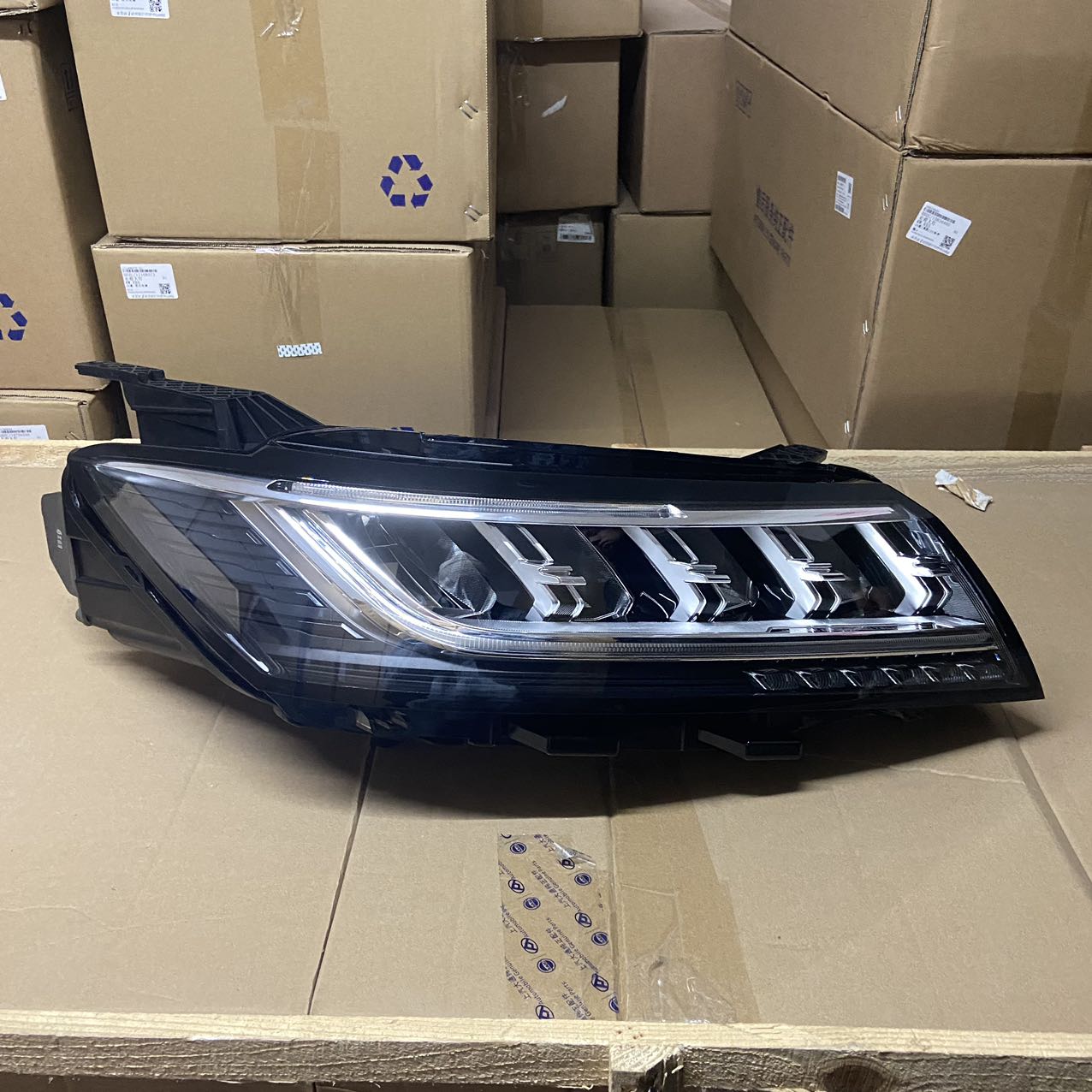 Condition Headlight for 2018 High Config Autumn ROEWE RX5 OE 10634460