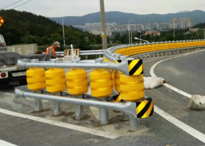 Yellow Red EVA Filled Safety Roller Barrier High Energy Absorption And Low Reaction