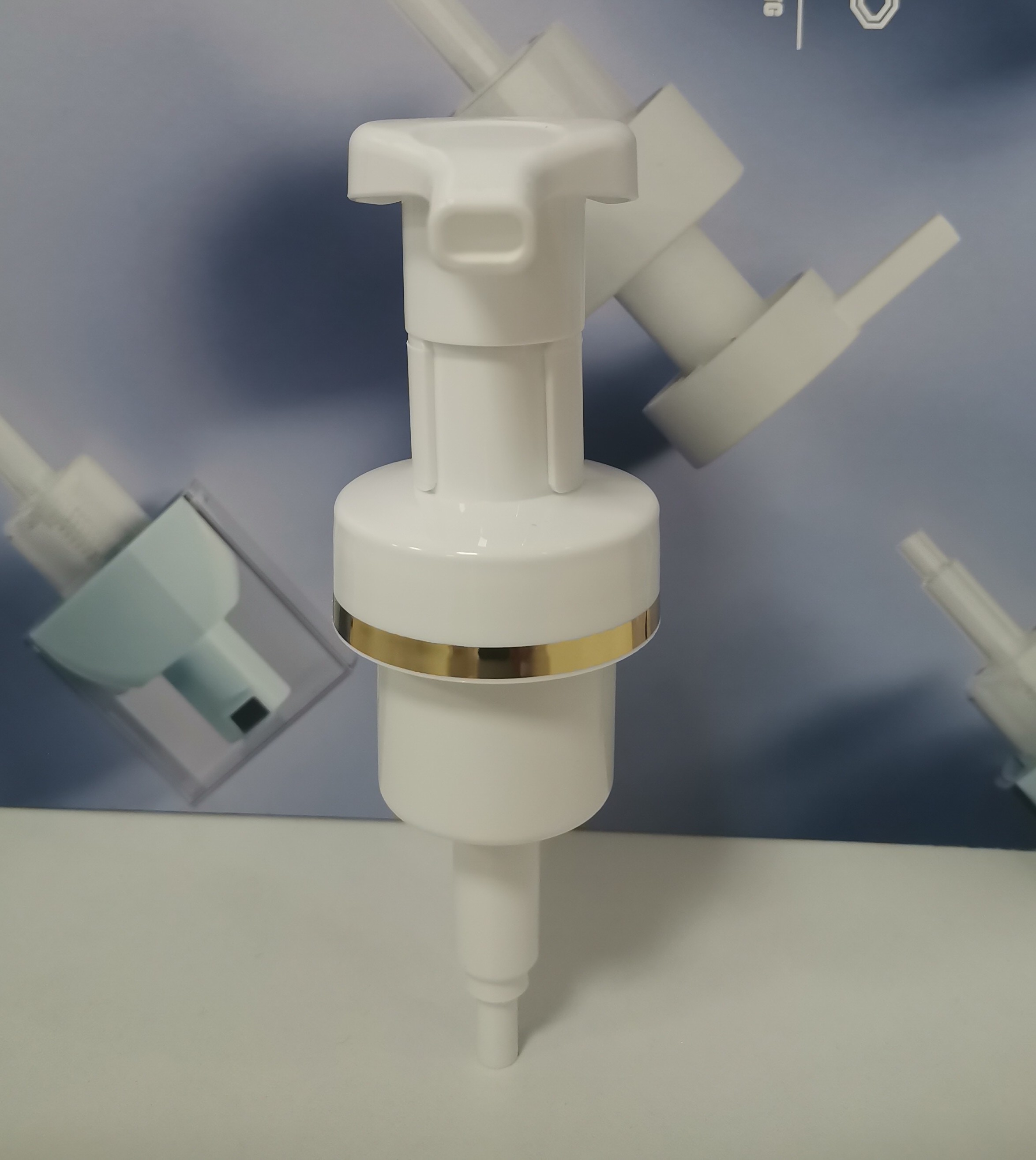 Plastic Lotion Bottle Pump With 0.8-1.5CC Output And Screw On Closure Gold stamp