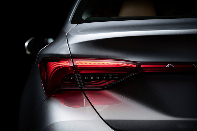 TO-YOTA Avalon 2.0L Petrol Cars with Big Space and Electric Steering System Made