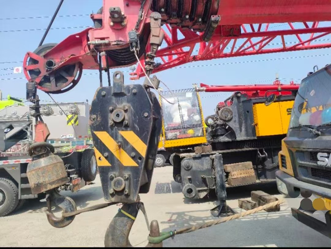 80 Tons Mobile Truck Crane with High Operating Efficiency and 57.6 Meters Max Working Height