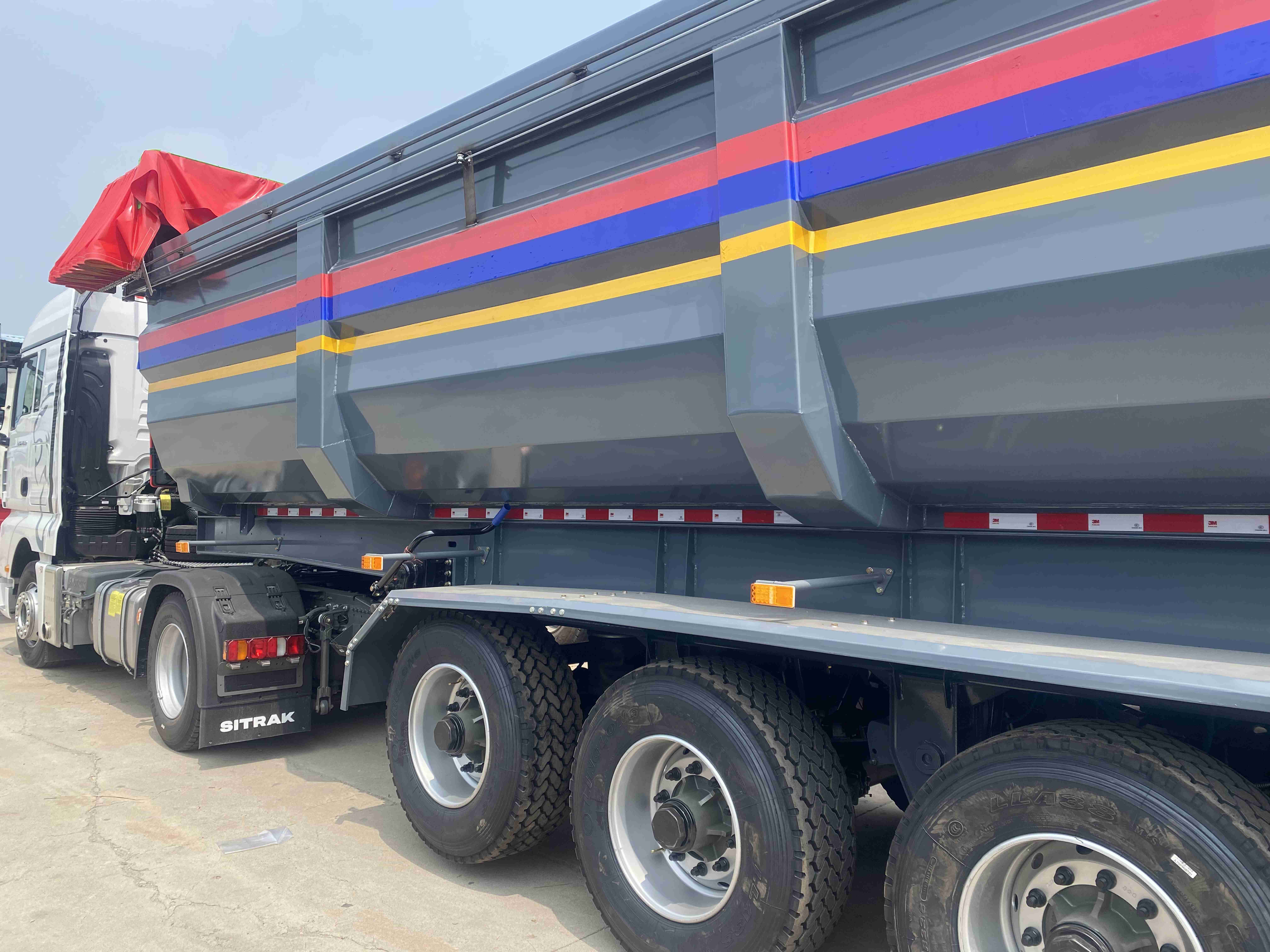 Air Suspension 3-axis 4-axis Hydraulic Lifting Rock Heavy-duty Truck Sand Semi-trailer 60 Ton Rear Flip Semi-trailer
