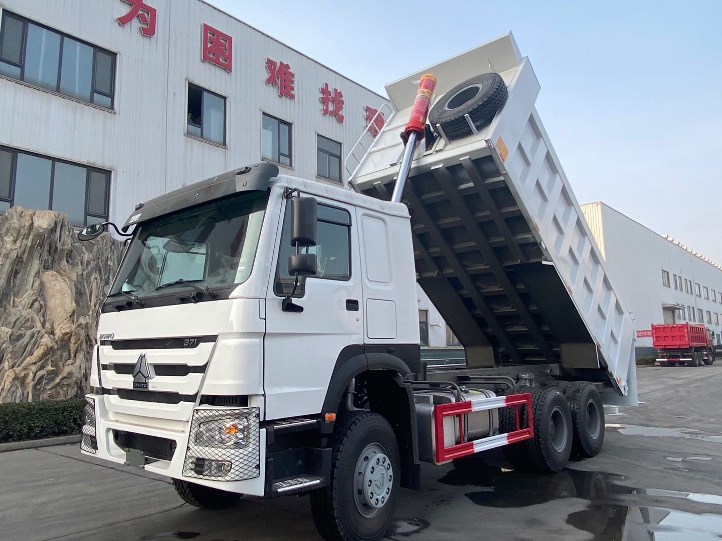 Sinotruk HOWO 6X4 371HP 18cbm Hyva Hoist Dump Truck Heavy Duty Dump Truck