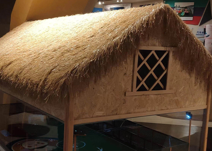 Landscaping Synthetic Thatch Roof With High Softness Flame Retardant Artificial Thatch Grass