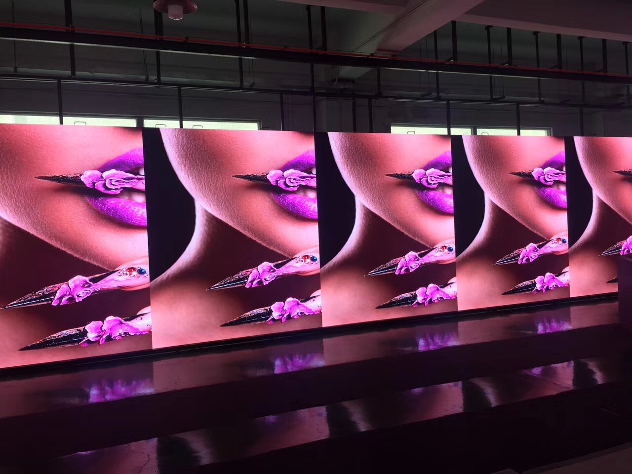 High Contrast Ratio Indoor Fixed LED Display Energy Saving With Turn Key Solution