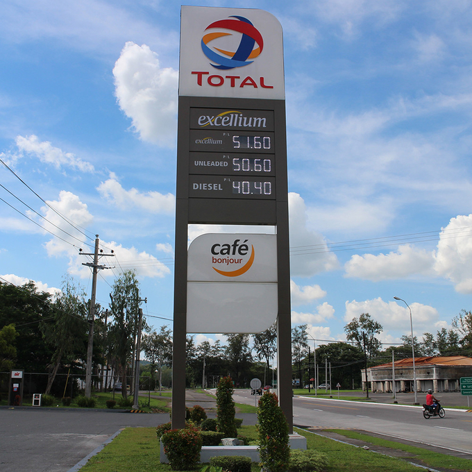 LED Modern Pylon Signs Aluminum / Stainless Steel For Gas Station Buildings