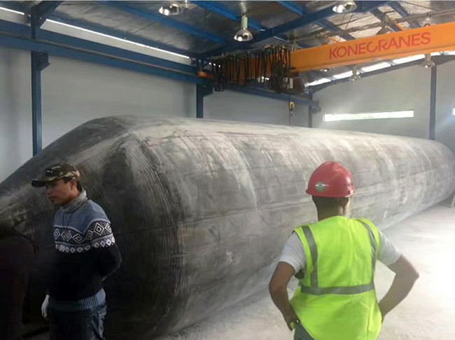 OEM Shipyards Inflatable Rubber Airbag , Black Marine Rubber Balloon