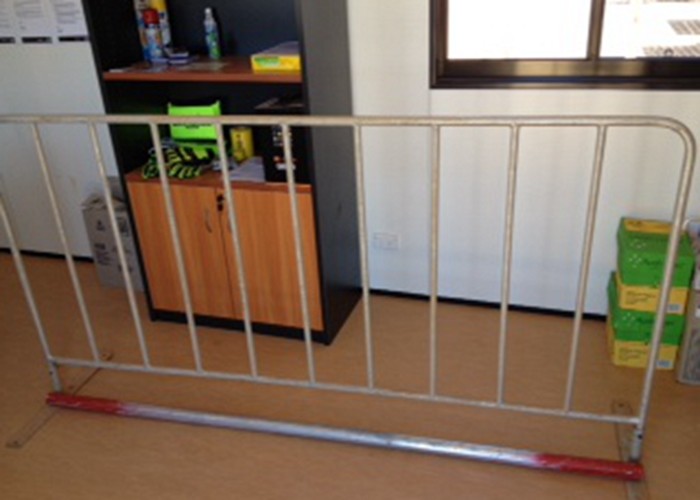 Hot Dipped Galvanized Crowd Control Barriers Silver Color With Bridge Type Foot