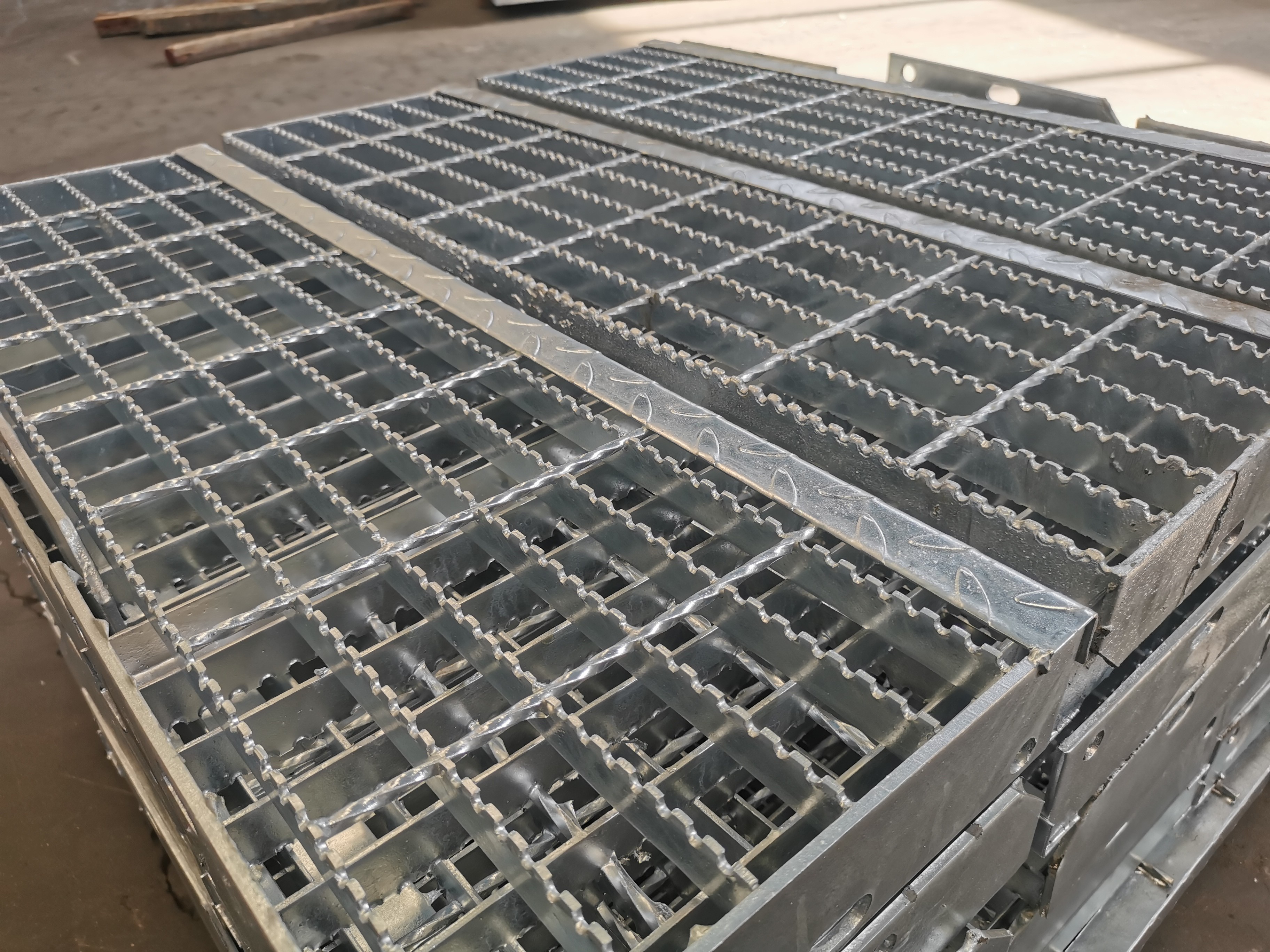 Anti Corrosion Aluminum Walkway Grating Platform For Highway Guardrail