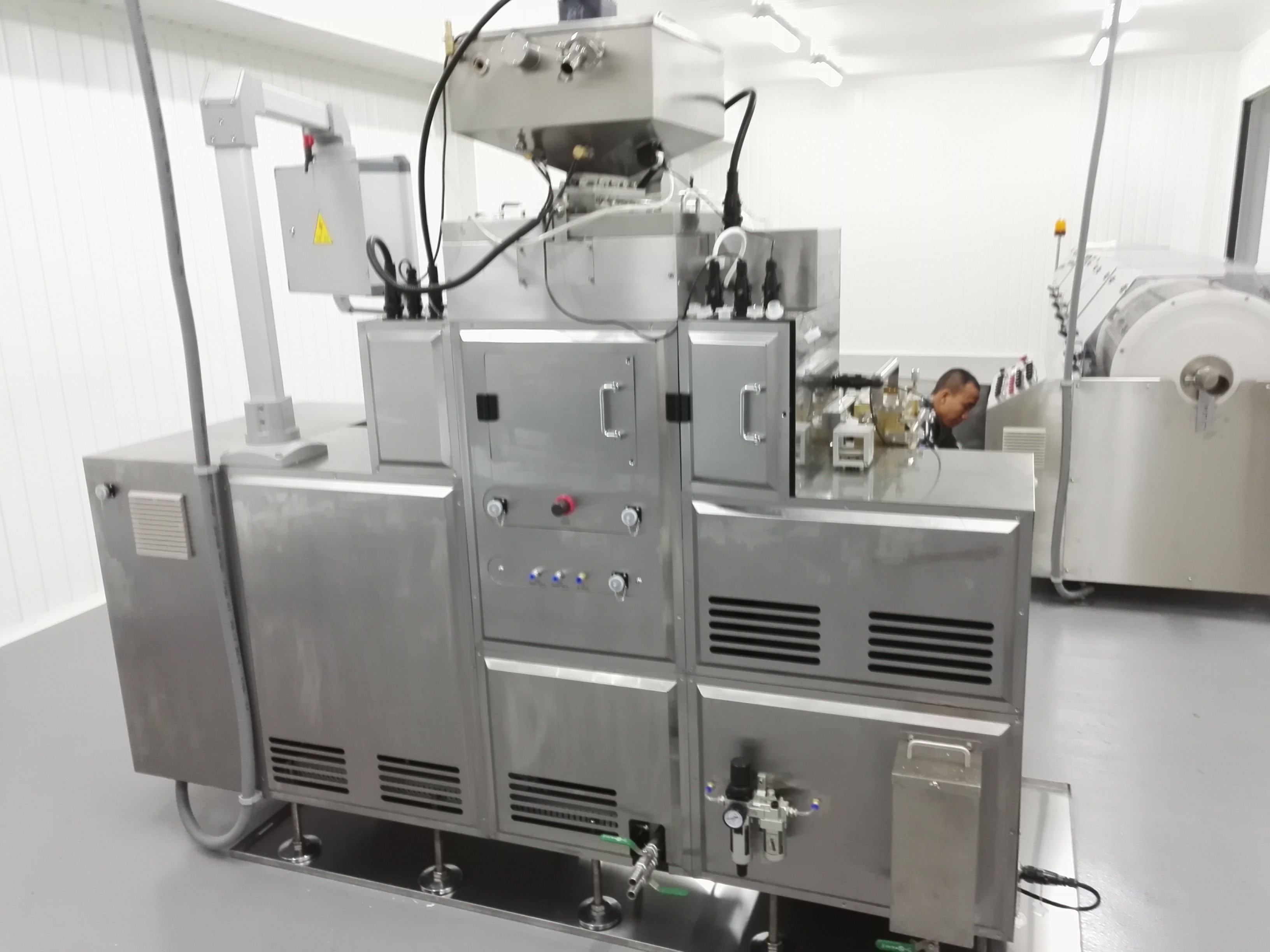 Fish oil , vitamin E , bee honey Automatic Capsule Filling Machine IN Silver